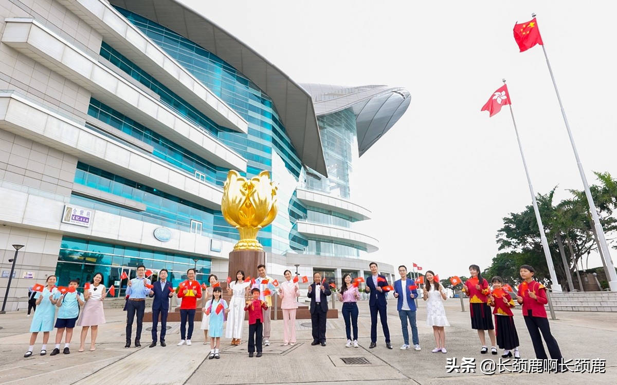 邝美云为何能与霍启刚并肩领衔演唱歌曲，喜迎香港回归25周年