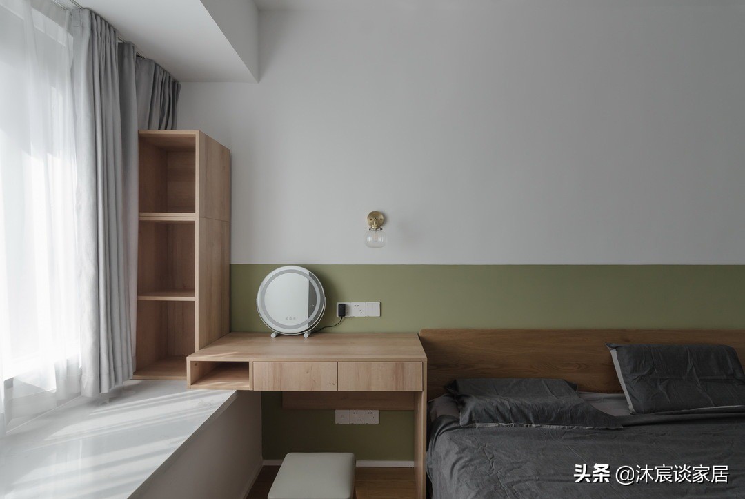 虽说她家不大，但制作通长型卡座，美观又实用，是小户型装修典范