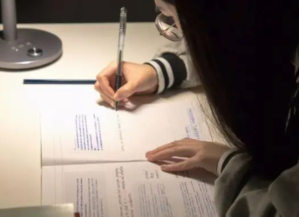 高中生“饺子字体”火了，字迹可爱又好看，备受不少学生追捧