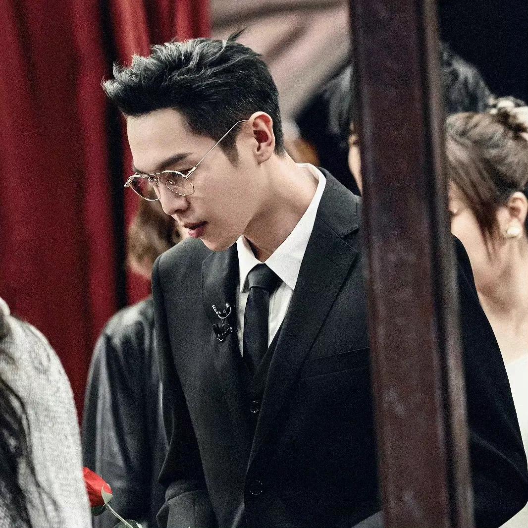 张若昀 穿西装真的很蛊