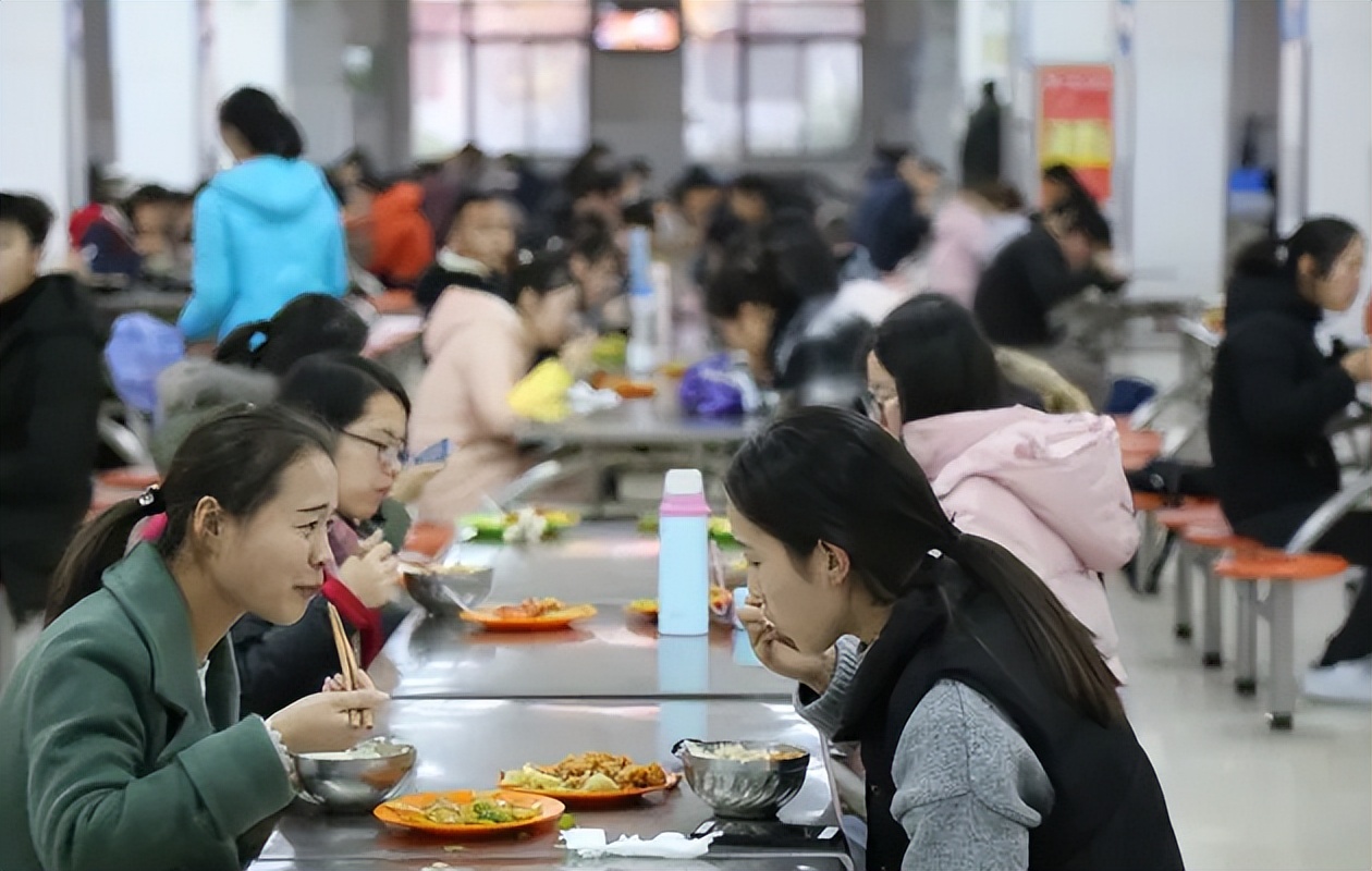 ​大学“生活费”档次排名，1500元是什么水平？或许和家长想的不同