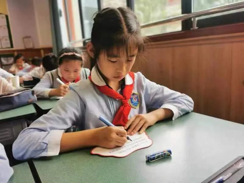 成都市双流区实验小学外国语学校有序推进新队员入队仪式课程