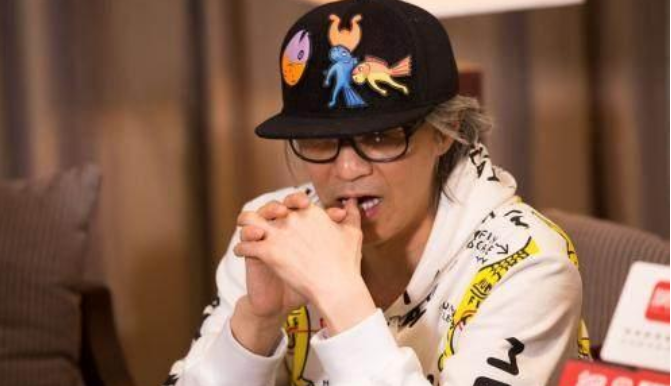 80年代参演20部剧，在TVB他跑了10年龙套，离开后夺得7次影帝提名