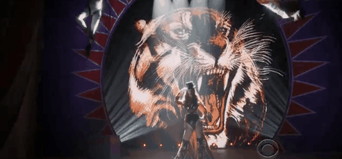 维密秀砸重金请大牌歌手，2012年嘉宾最给力，24岁蕾哈娜开演唱会