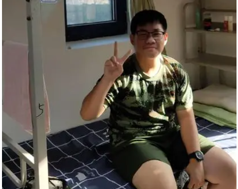 黑龙江某高校男生睡走廊4年，一鞋、一被、一推书，他活得很明白