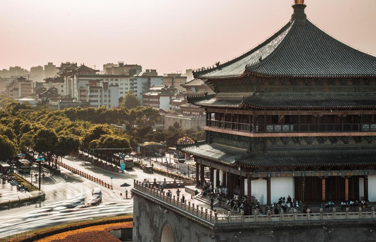 "西安钟楼：古老建筑中的时光机，让你重温盛唐盛世！"