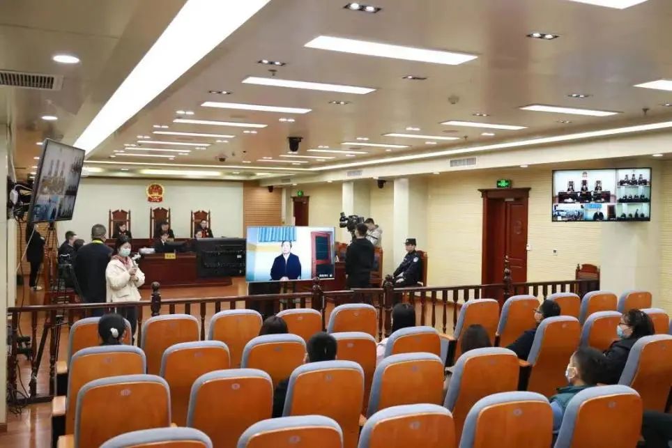 网传陕西佳县现“铁笼女”，官方介入【三分钟法治新闻全知道】