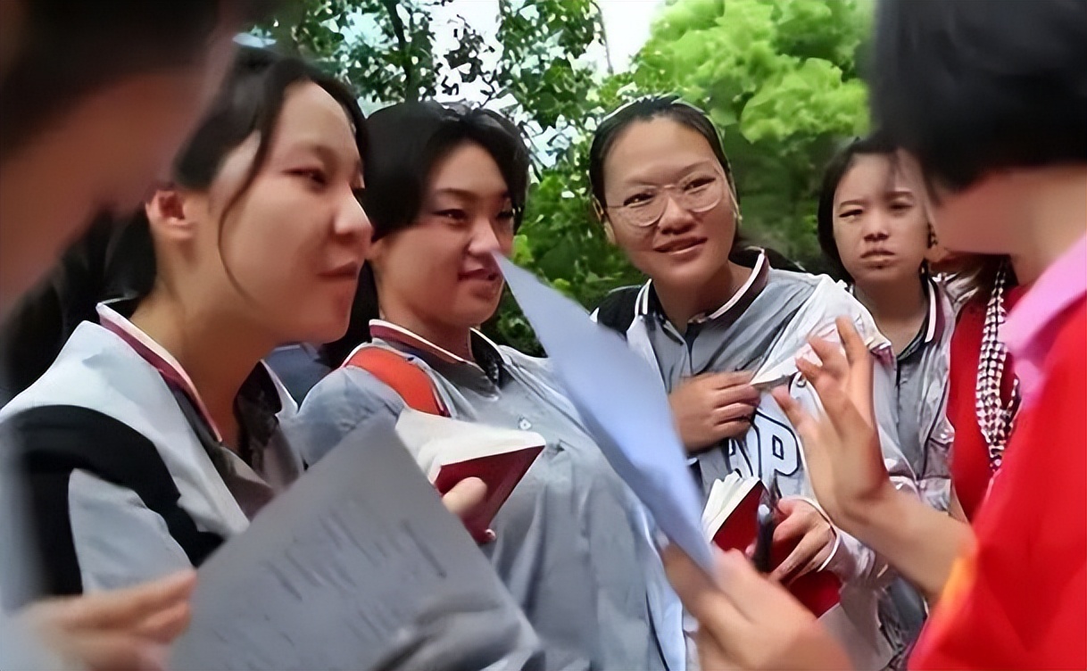 上海高考延期举行，考生复习时间又多了一个月，家长却喜忧参半