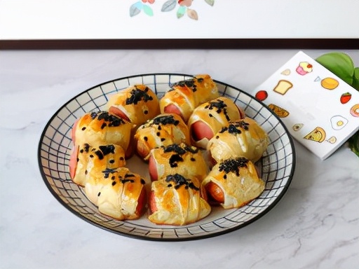 简易版手抓饼做酥皮，包着美味的香肠，简单快手又美味