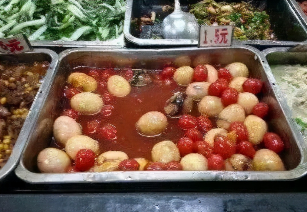 大学“阴间食堂”走红网络，菜品环境有些灵异，门面神似殡仪馆