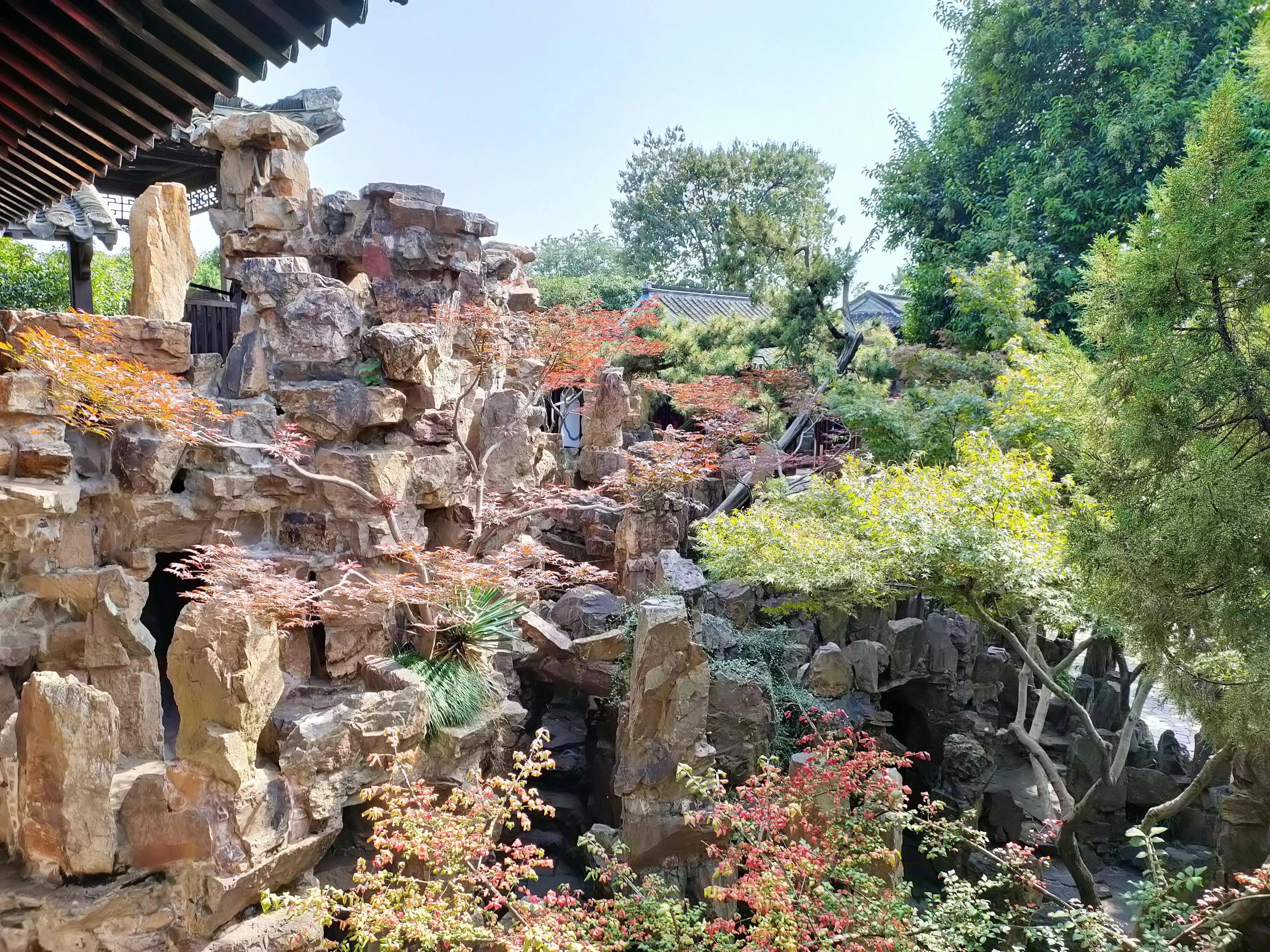 从个园中抱山楼的楼廊复道可以到园子东面,这里有用黄山的黄石堆叠的