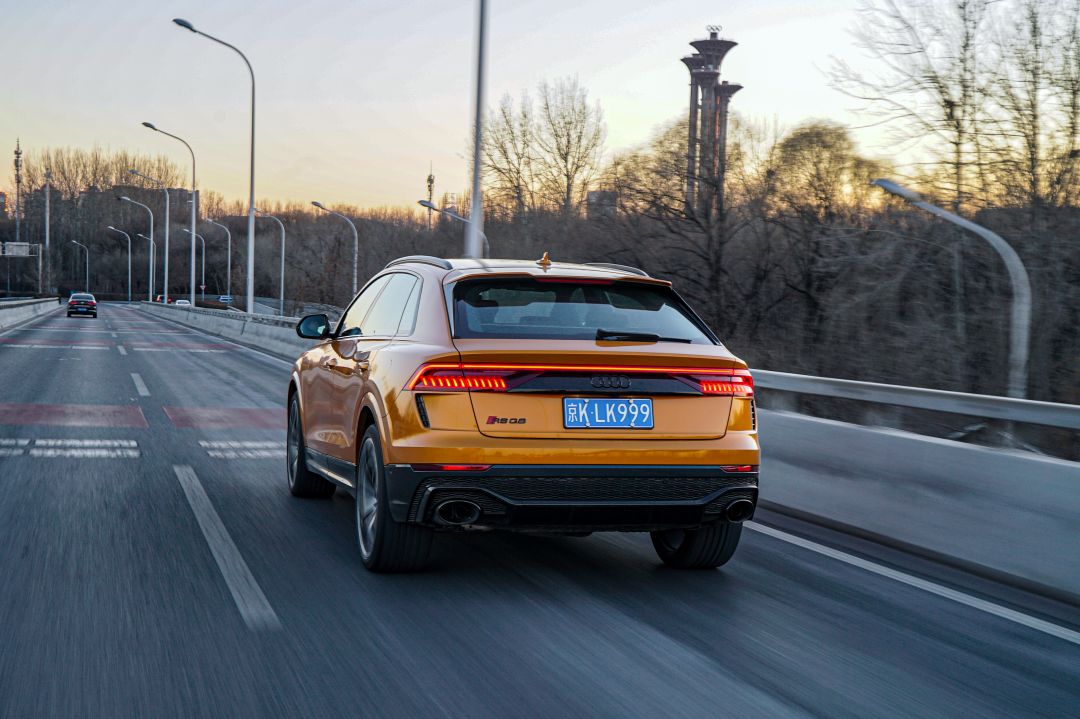 600马力V8加身 外表低调却是纽北最速SUV 奥迪RS Q8试驾与空间测评
