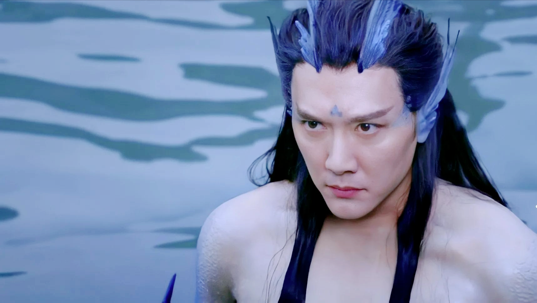 鲛人形象这部剧也是根据小说改编,剧中冯绍峰扮演鲛人王子吴居蓝,为了