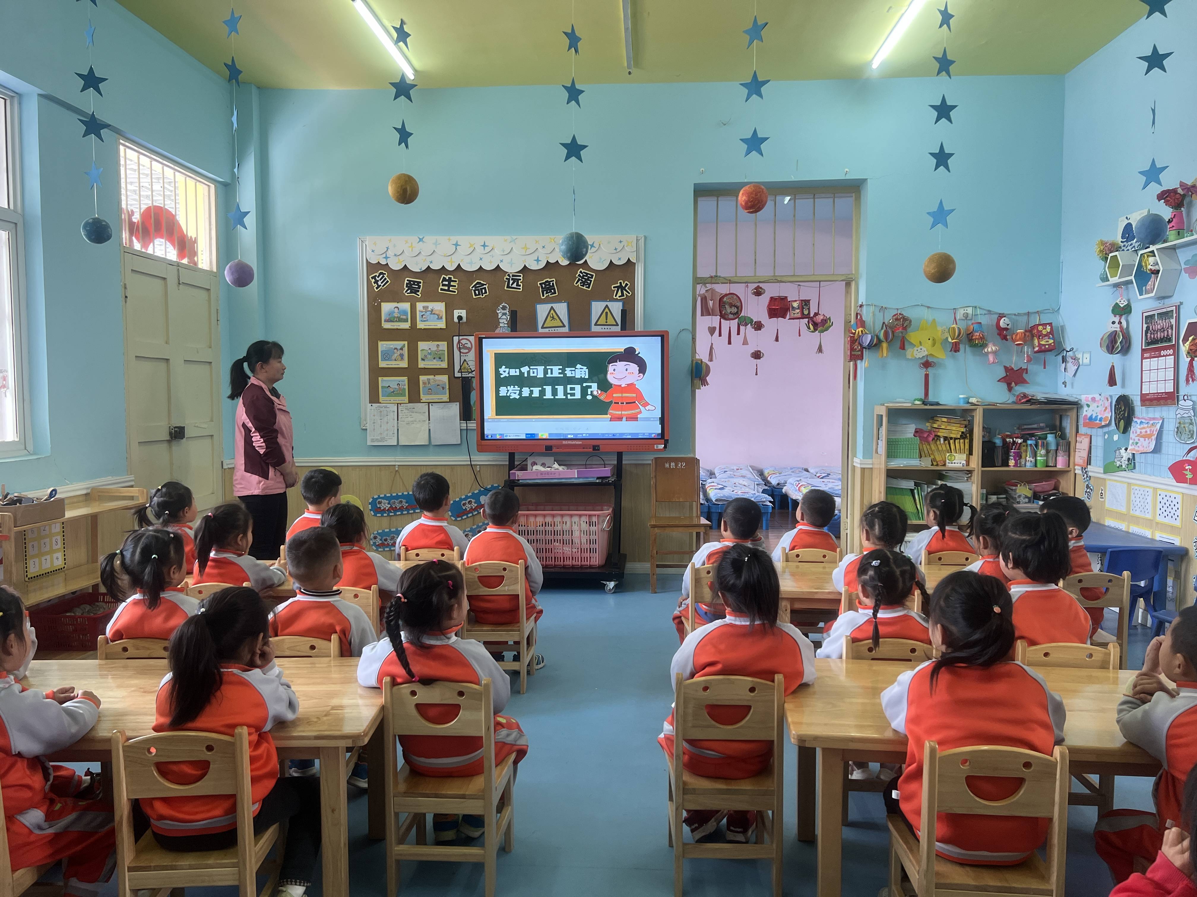 当 蓝精灵 遇上 小精灵 他们会碰撞出什么样的花火 天天看点