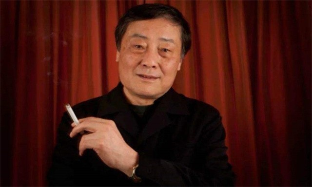 每年赚上亿利息，却穿廉价衣服舍不得坐飞机，首富请他吃饭都不去