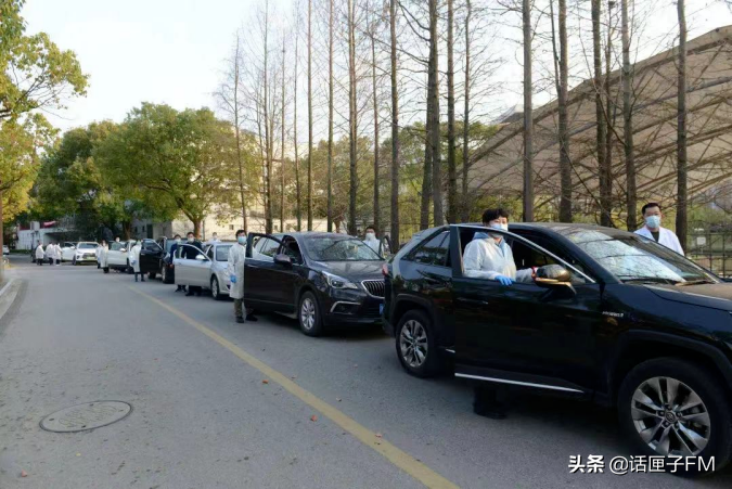 小菜场里的免费法律咨询摊儿，校园里的教授级外卖员~现在的志愿者，“卷”得漂亮