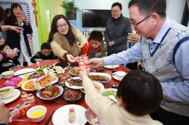 大年初二，一顿团圆饭让我明白：孩子的礼仪就是家庭的素养