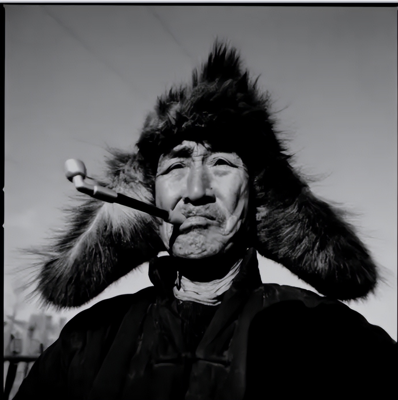 公公张万才蜷缩着身体,身上爬满了蛆虫.