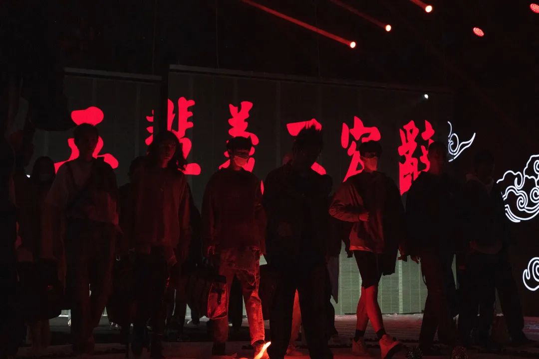 “只用中文做设计”的初弎开了一家独特中式国潮火锅店丨中式潮流