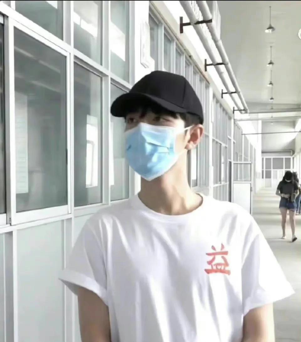 肖战胸肌上热搜了 那就一起看看吧看看他有多自律