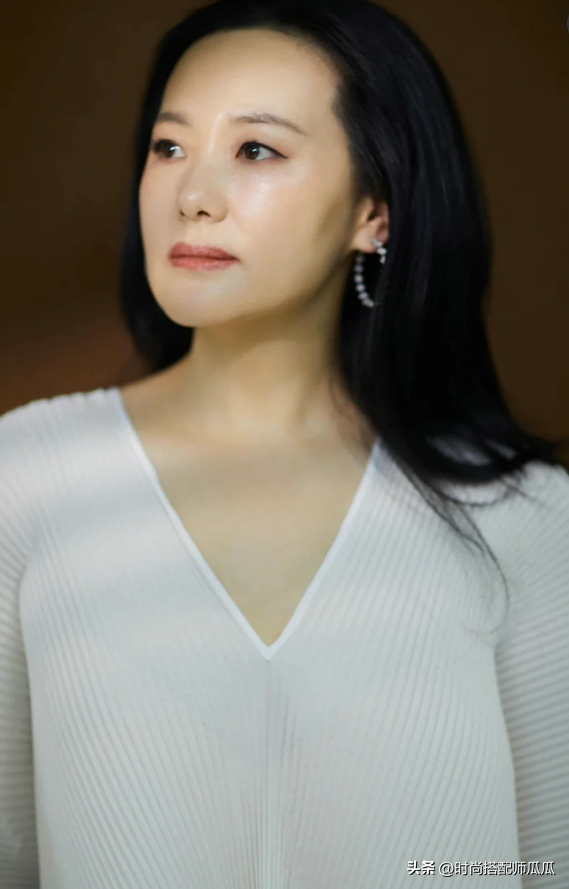 看了52岁咏梅，我才明白什么叫美得真实不做作！堪称中年女人典范
