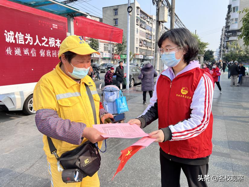 学雷锋，做先锋！犀浦实验学子，积极践行雷锋精神，弘扬文明新风