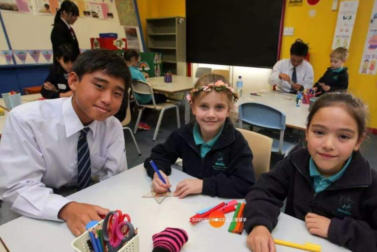 低龄留学备受争议，国外教育就更好吗，某家长直言“你们是仇富”