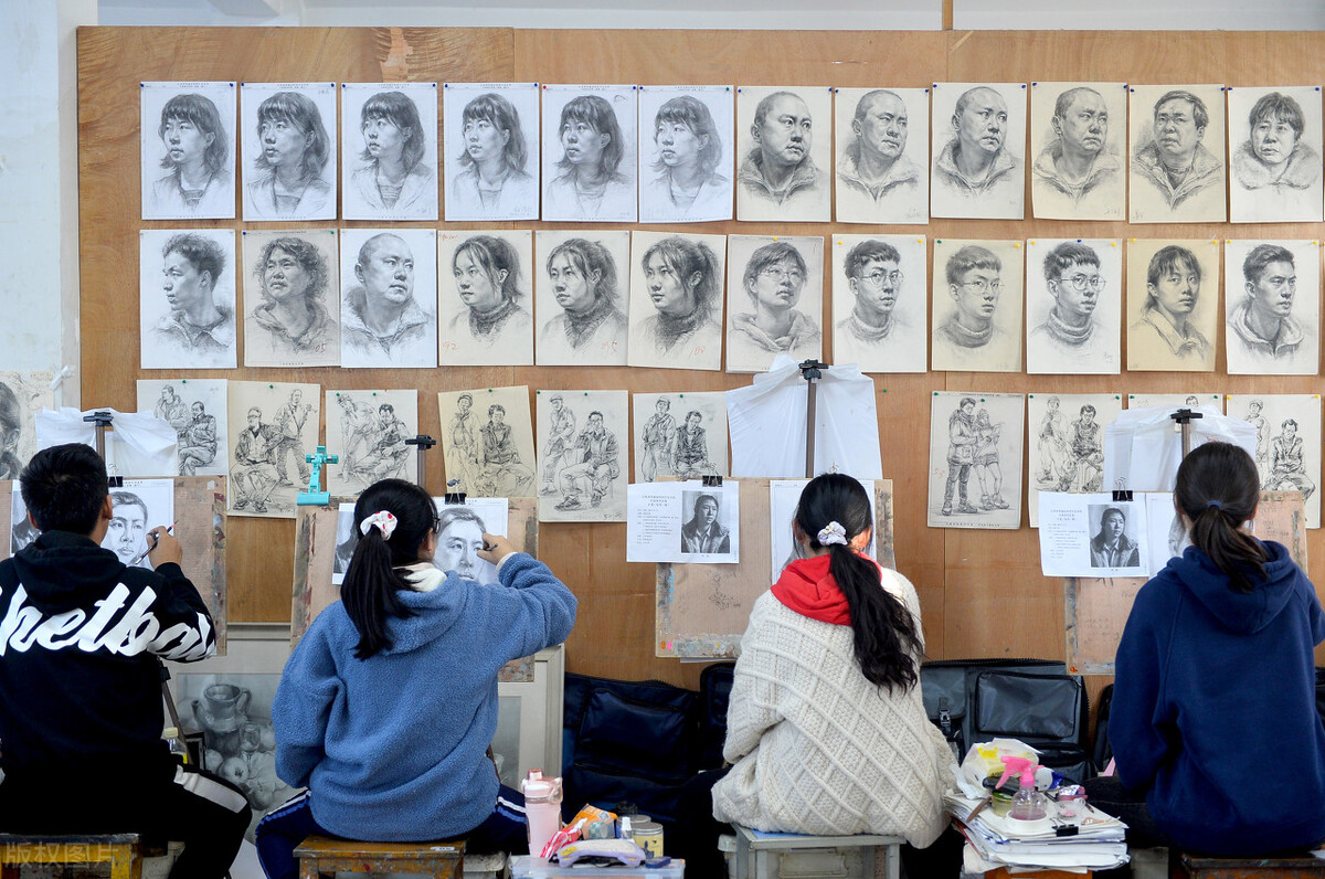 美术生，高二才开始接触美术，集训努力画画，考到260的机会大吗