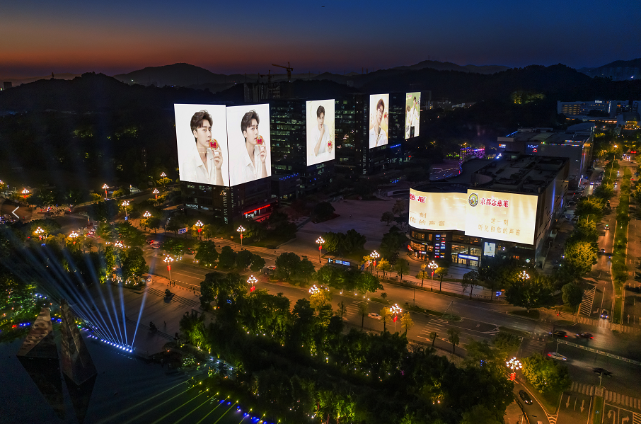 李易峰出道14周年，点亮6城户外地标广告，与偶像近距离互动？
