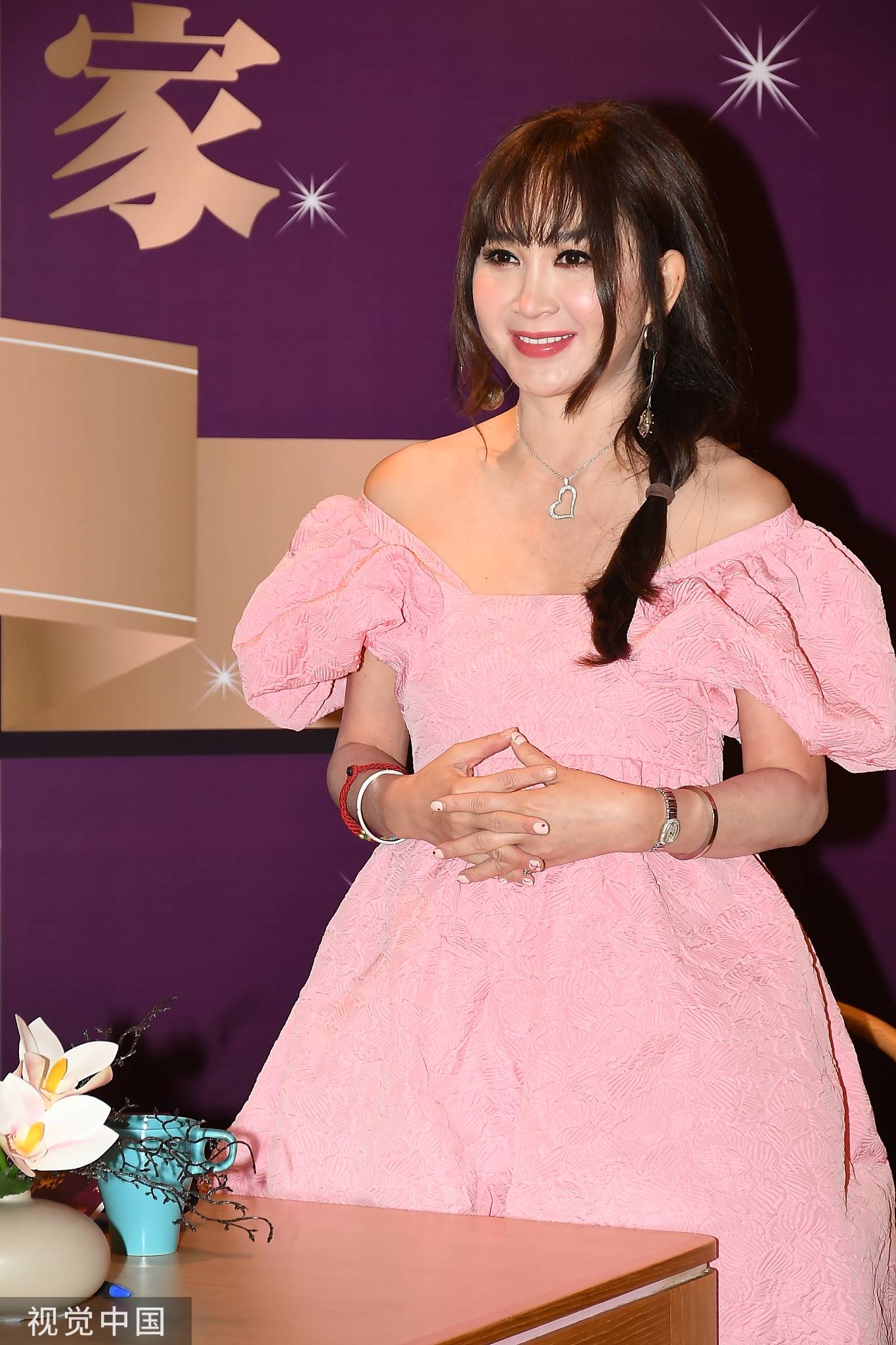 55岁温碧霞出席活动 穿粉色蓬蓬裙显少女感