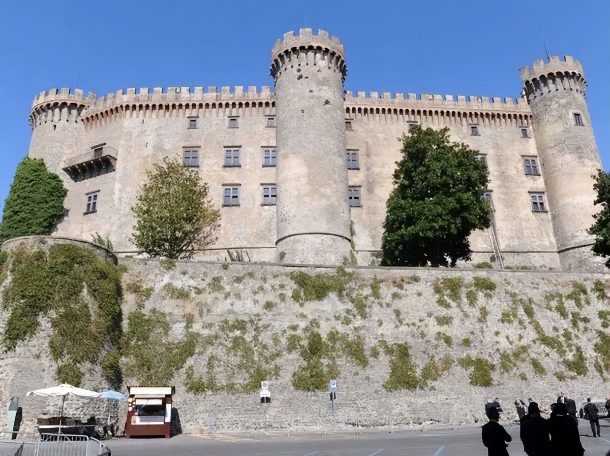 甩掉家暴老公，她带着十几亿身家嫁平民了