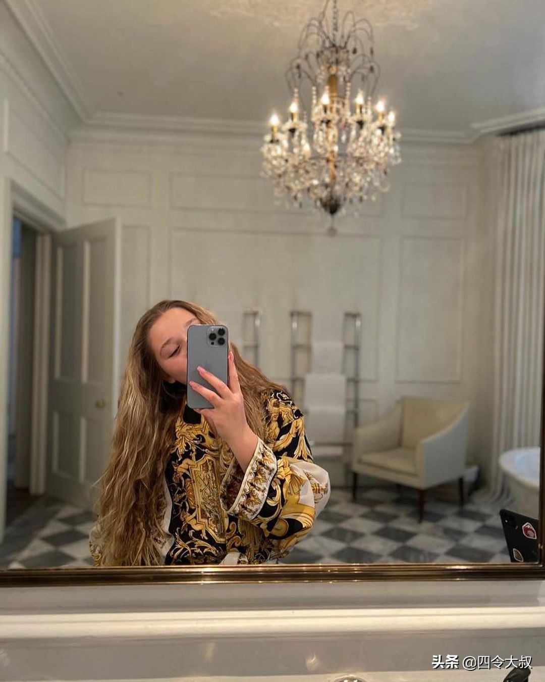 贝克汉姆爱女偷穿妈妈睡袍，摆网红级自拍，贝嫂笑哭：从哪学的？