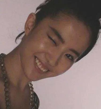 明明是绝色，怎么拍出这么丑的照片，妆容难看，用的是丑颜相机吗