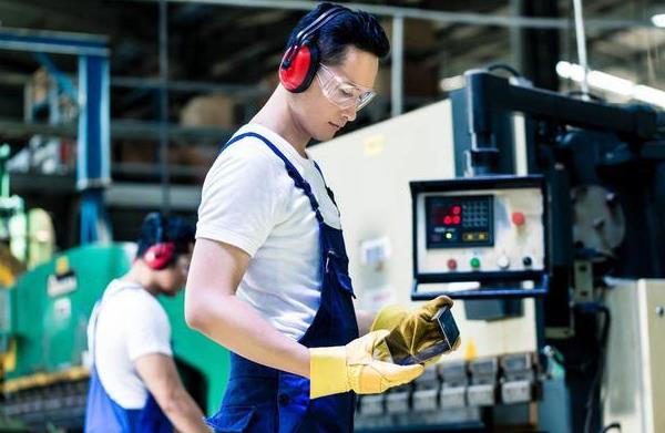 两大行业出现用工荒，月薪近万仍没人理，喊就业难的大学生哪去了