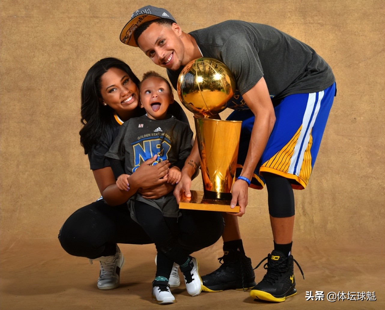 为什么nba球员啃指甲(盘点NBA球员的特殊癖好，詹姆斯喜欢咬指甲，看到库里的我服了)