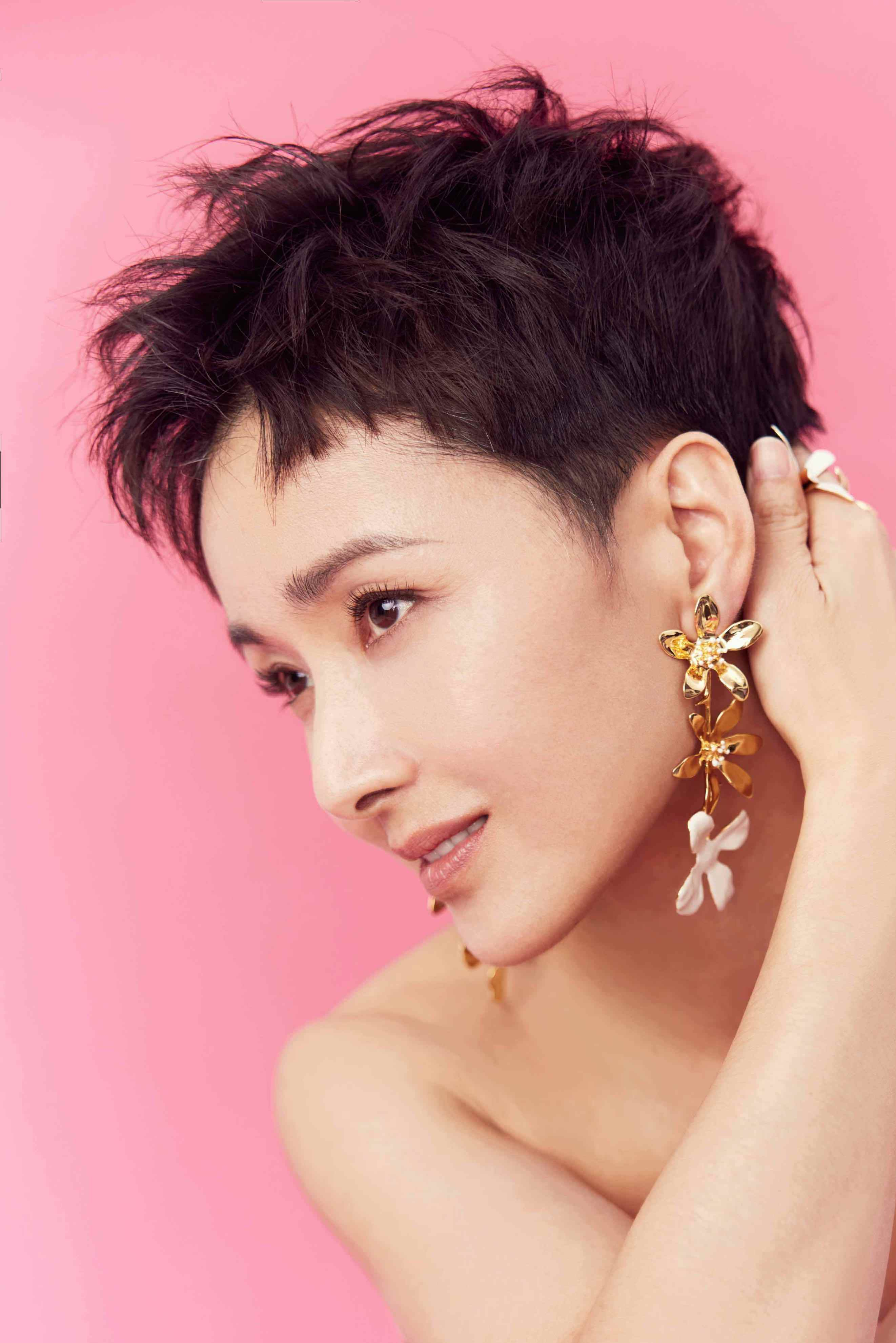 由黄曼主演的电视剧《海之谣》正在央视八套热播,在近日播出的剧情里