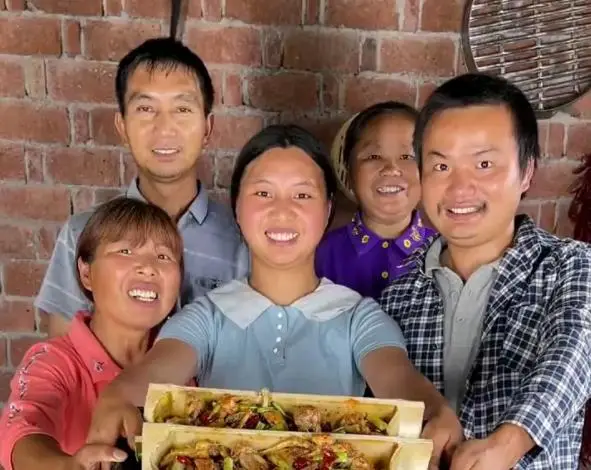 牛爱芳小春花：没有路虎，没有别墅，粉丝和电视台欠我们一个道歉