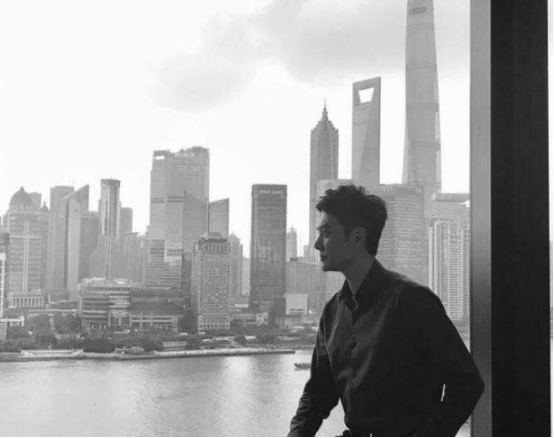 湖南小伙大二退学创业，22岁成千万富翁，23岁为她在海南卖水果