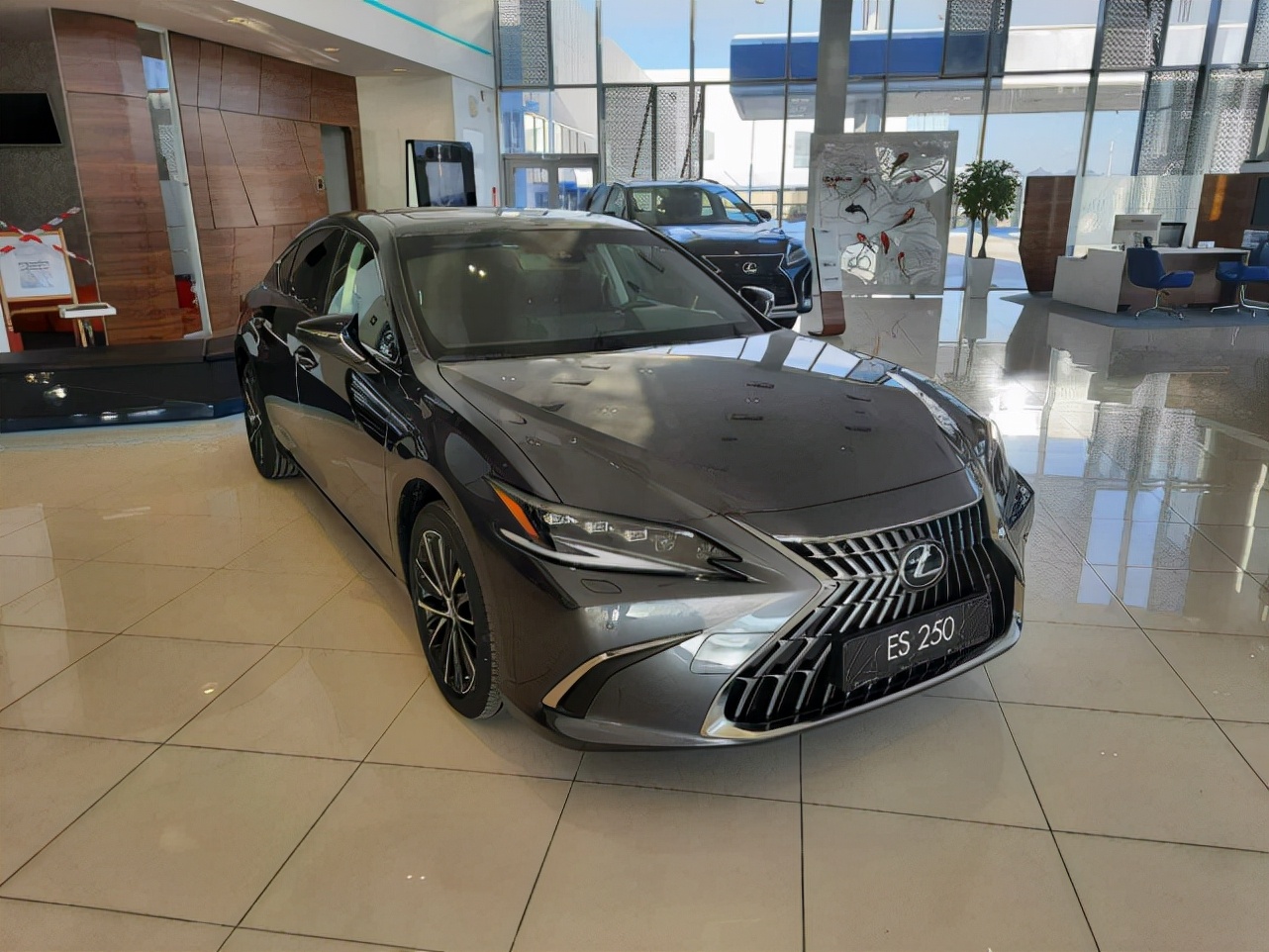全新雷克萨斯es250,金属灰漆面,造型犀利