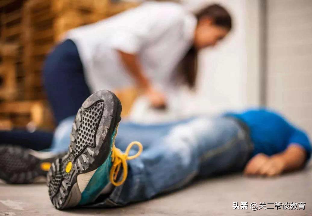 武汉一大学生，自习室倒地离世，可惜的是，当时没人知道如何帮忙