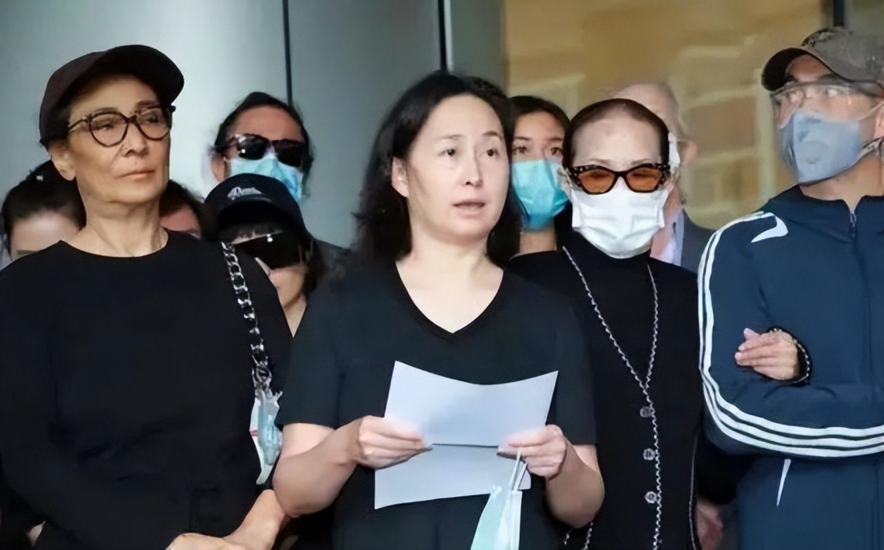 何猷龙：23岁娶初恋，结婚22年零绯闻，靠自己赚百亿家产