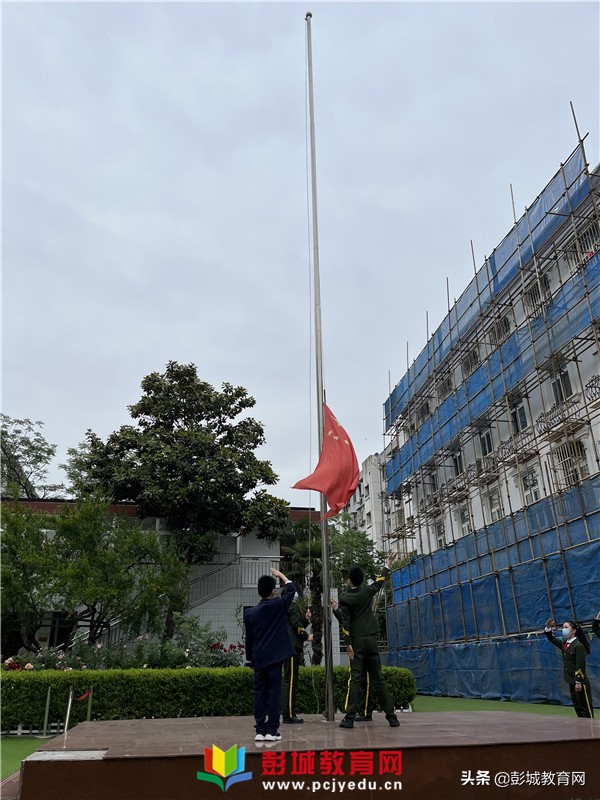 星光小學(xué)湖北路分校返校復(fù)課后升旗儀式(圖5) 星光小學(xué)湖北路分校返校復(fù)課后升旗儀式(圖5)