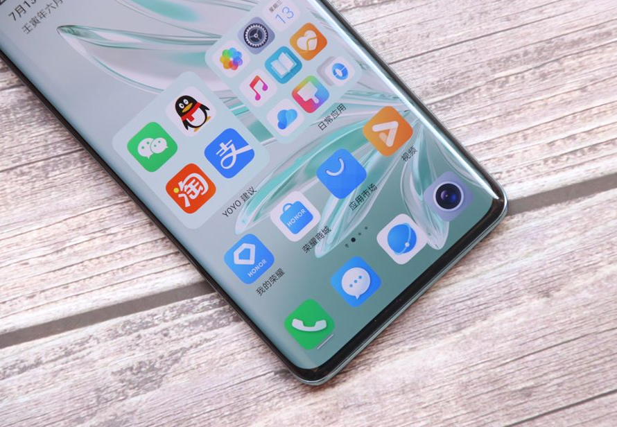 发布不到两个月跌至2999元，100W+256GB，荣耀新机售价更亲民了