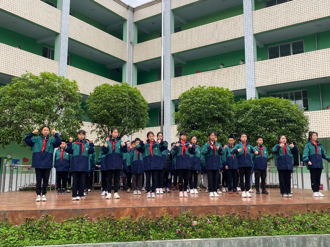 四川天府新区永兴小学举行“美好生活 劳动创造”主题升旗仪式