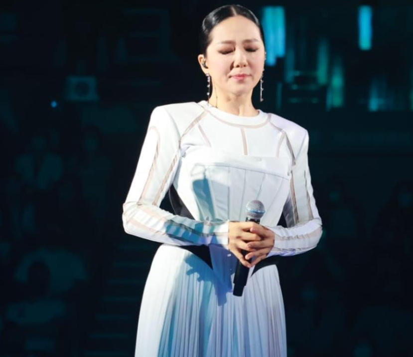 知名女星开演唱会！霍启山现身支持穿西装帅气十足，39岁单身多年