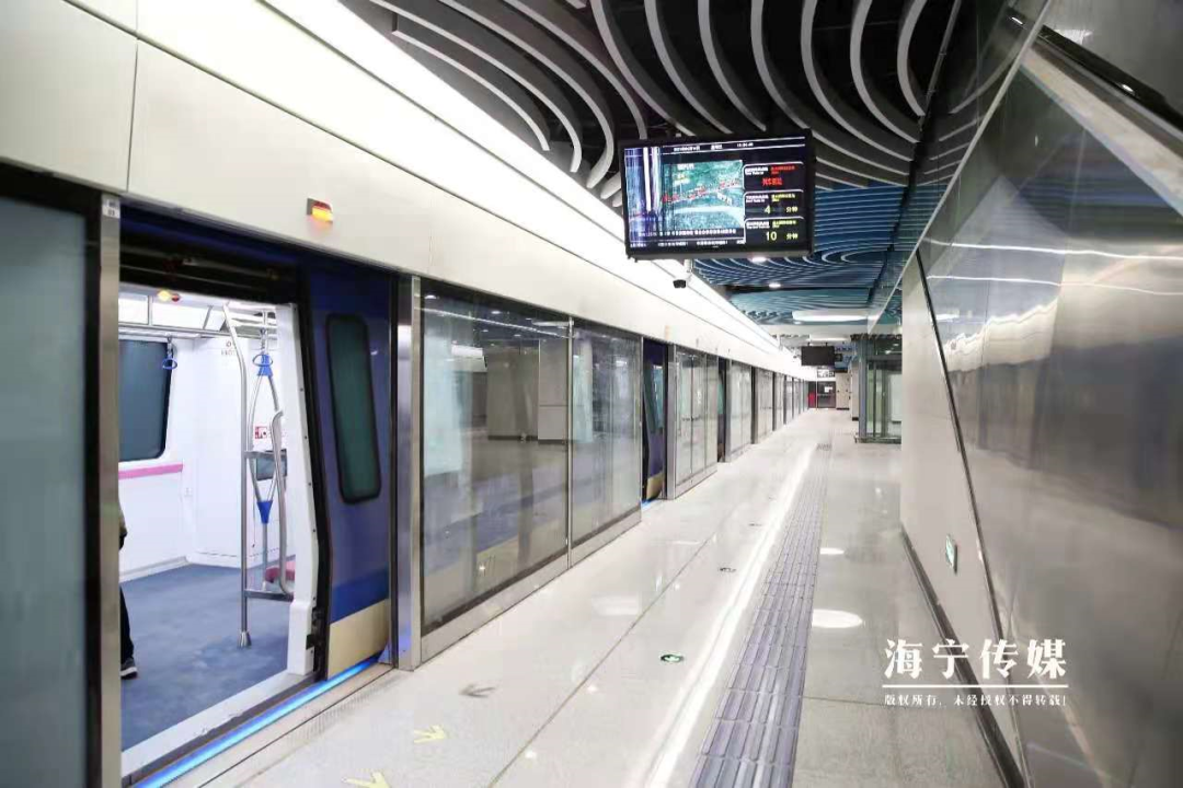 与杭州地铁实行一票制站内换乘,从海宁到杭州共12个站全程约39分钟