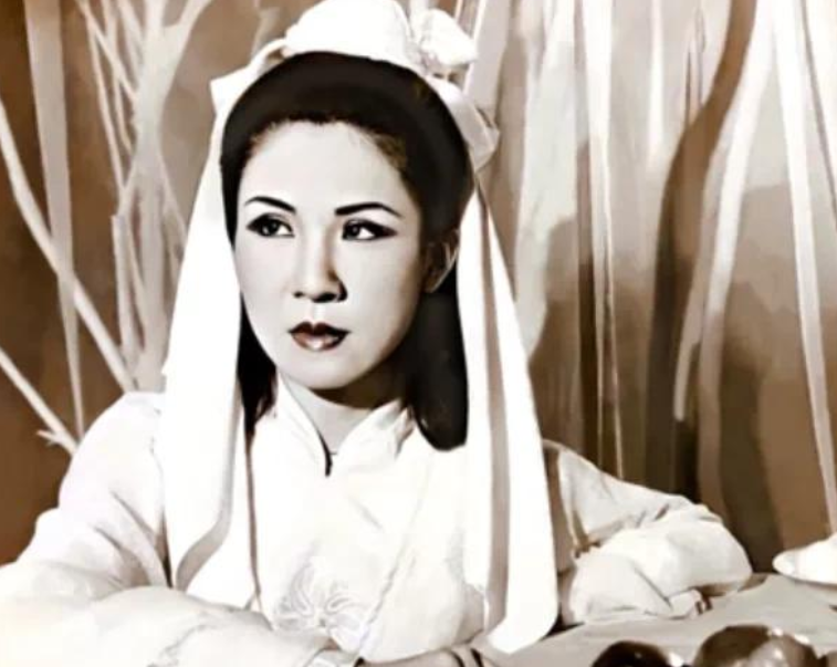 杨钧钧：当年的古龙御用女主惨遭群嘲，她经历了什么？