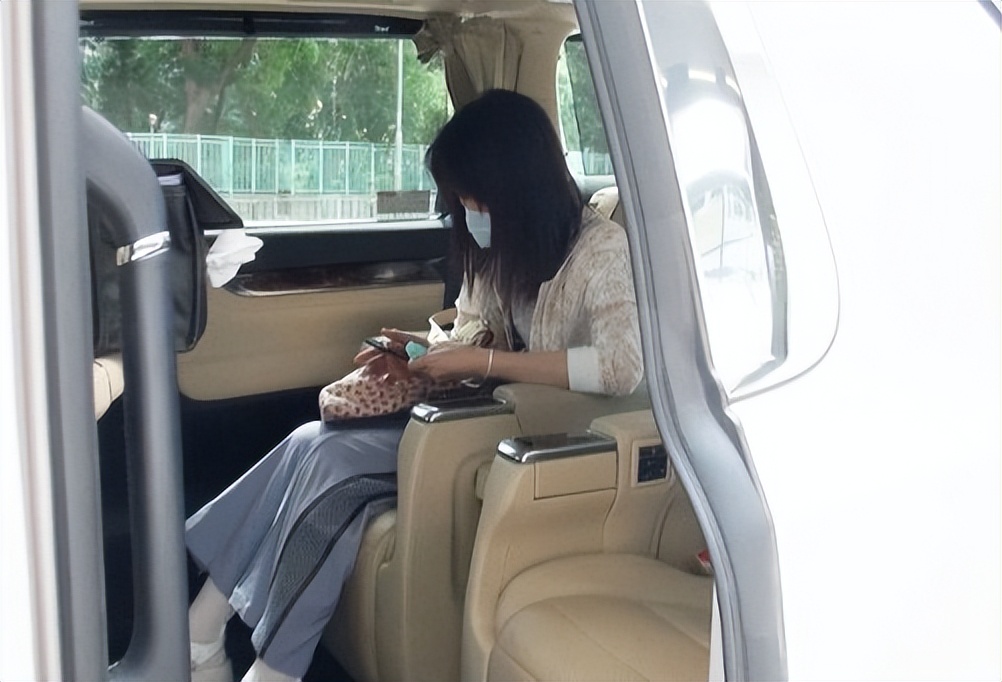 张家辉现身金像奖首谈关咏荷丧弟之痛：生活总有突发事情及困难