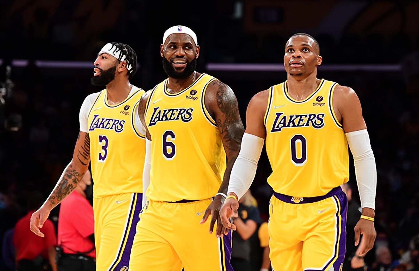 休赛期湖人队签下了朗尼沃克,达米安琼斯,布莱恩特等年轻球员,目的就