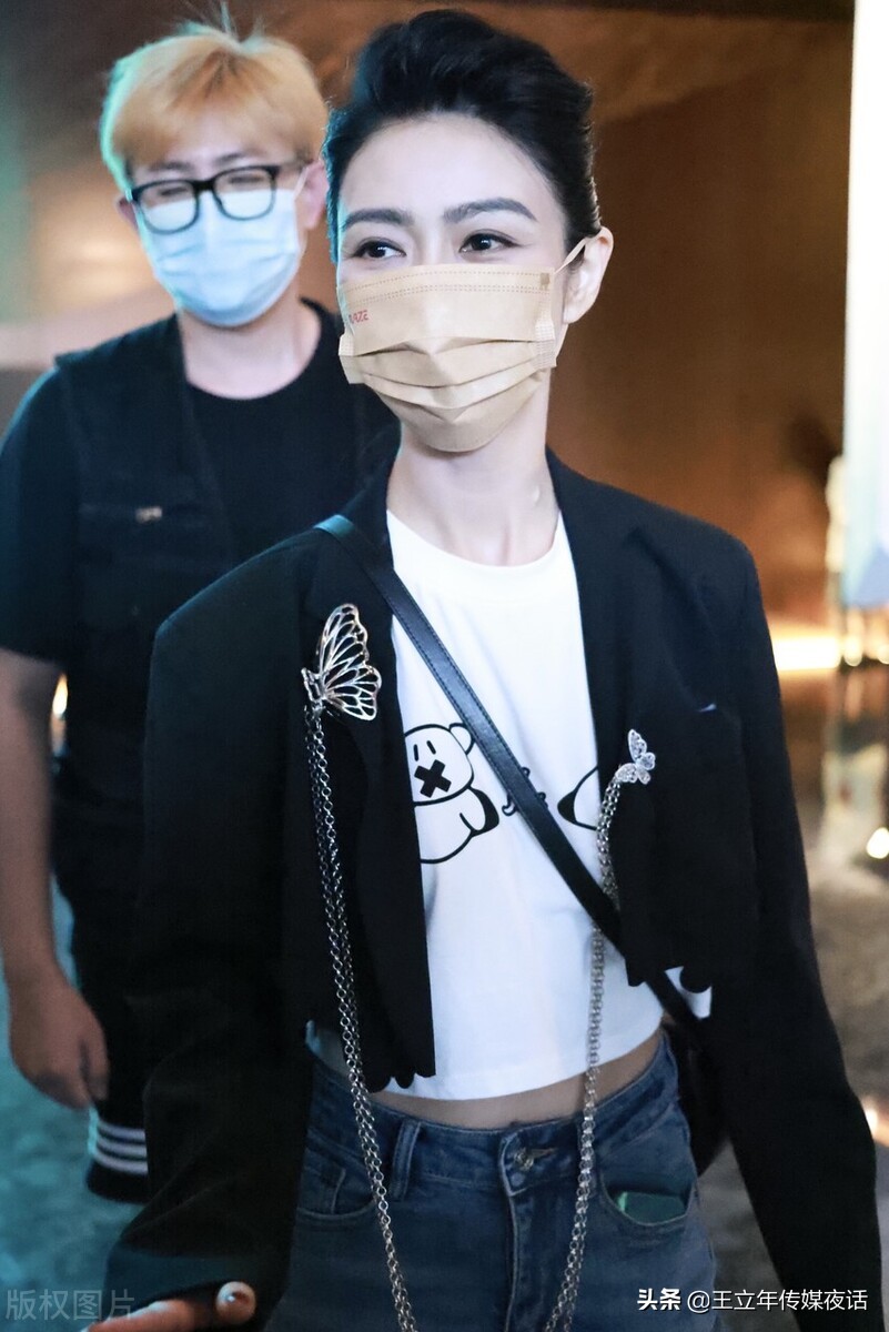 薛凯琪《乘风破浪》录制，明媚大眼清新可爱风